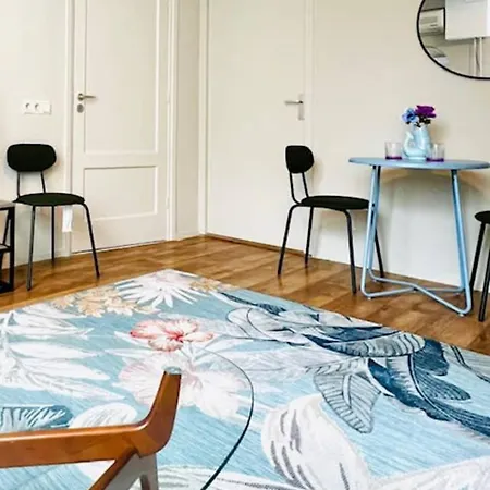 Apartment Comfortable Apt With Garden And Washing Machine *